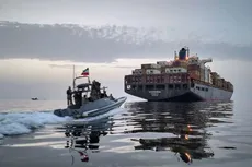 اصابت ۲ موشک به ناوچهٔ آمریکایی درپی بی‌توجهی به هشدار ایران/ سنتکام: هیچ کشتی نیروی دریایی آمریکا مورد اصابت قرار نگرفته است