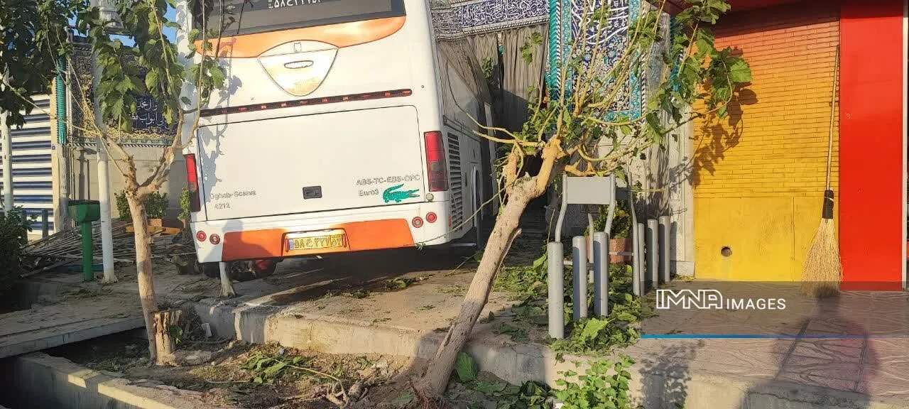 عکس | تصادف شدید اتوبوس با یک مسجد در اصفهان؛ اتوبوس ساعت ۵ صبح وارد اتوبوس شد