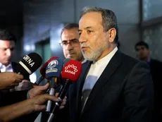 عراقچی: مذاکرات با عمان در خصوص تعیین مسیر دریایی جدید در تنگه هرمز است / تا تحقق شروط تفاهم‌نامه مذاکره‌ای با آمریکا در کار نخواهد بود