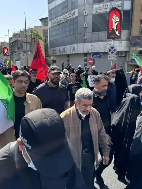 (عکس) محمود احمدی‌نژاد بعد از ۴ ماه آفتابی شد؛ حضور در مراسم تشییع رهبر انقلاب در تهران