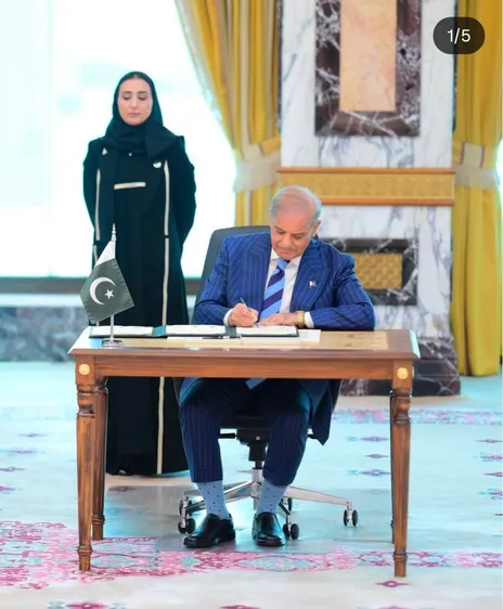 تصویری پربازدید از جوراب‌ خاص شهباز شریف در مراسم امضا توافق‌ مکه