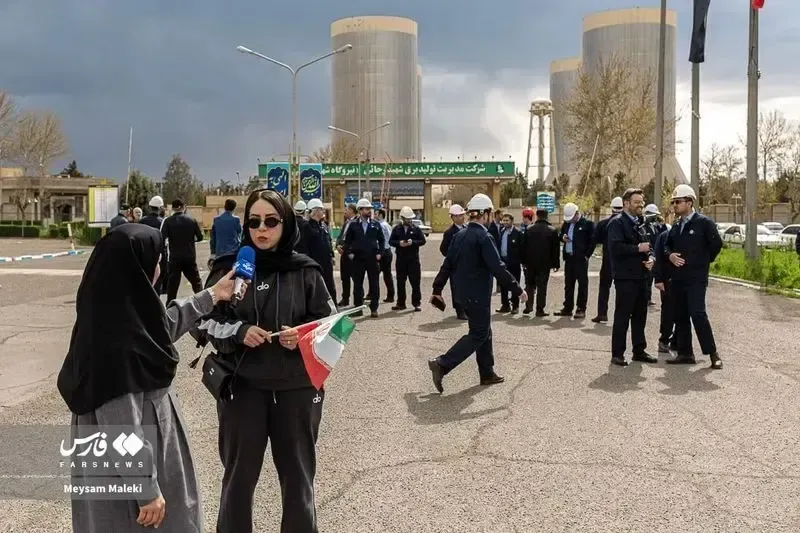 زنجیره انسانی در اطراف نیروگاه زنجیره انسانی در اطراف نیروگاه