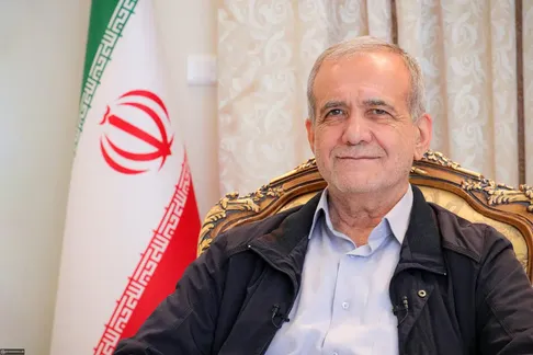 (ویدیو) تهدید پزشکیان به قتل توسط یک مداح: آقای رییس‌جمهور! ما می‌دانیم و تیغ و حلقوم شما