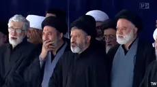 اشک‌های فرزندان رهبر شهید انقلاب در هنگام وداع با پیکر پدر+ فیلم