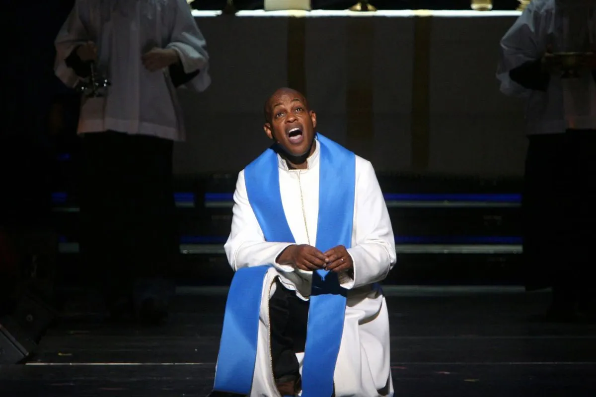 خواننده مشهور با ضربات چاقو در خانه‌اش کشته شد