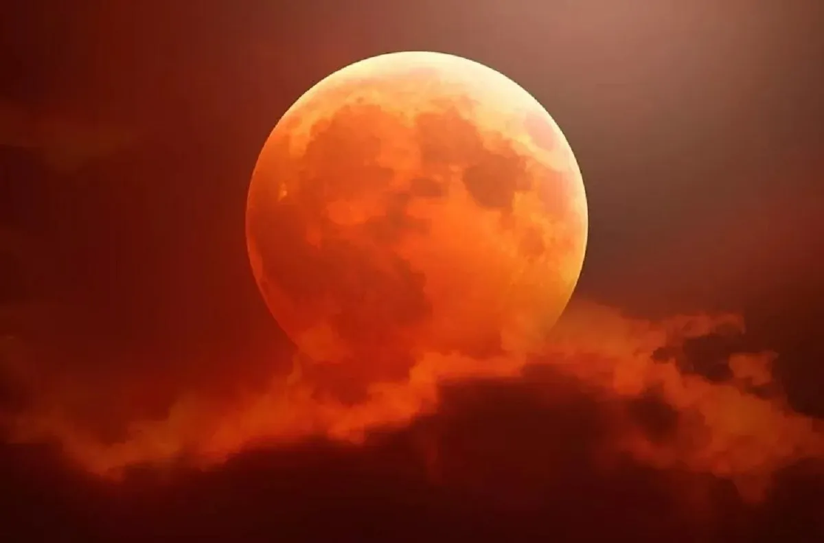 ایرانیان برای دیدن خسوف به پشت بام خانه‌هایشان رفتند