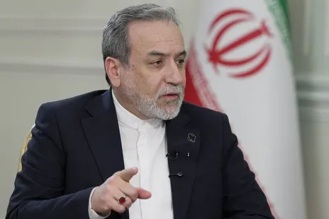 عراقچی: به جز دشمنان، باقی کشور‌ها تنها کافی است با ما تماس بگیرند تا درباره چگونگی عبور آنها از تنگه هرمز گفت‌و‌گو کنیم