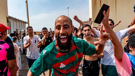 (ویدئو) فیلمی از یک جوان مراکشی که در حال سلفی گرفتن تا اسپانیا شنا می‌کند