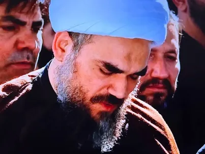 (ویدئو) حضور پدرِ نوه ۱۴ ماهه رهبر شهید در مراسم تشییع