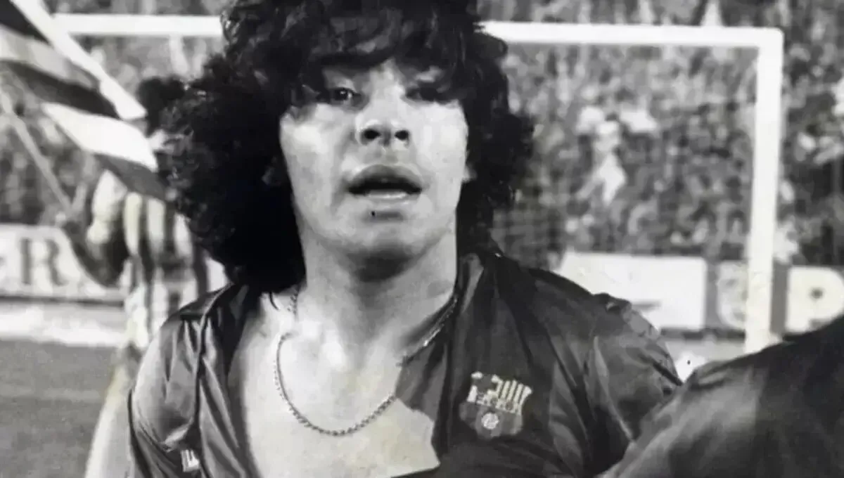 (تصاویر) جنجالی‌ترین پیراهن مارادونا حراج می‌شود