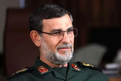 تصویری از مشت گره‌ کرده سردار شهید تنگسیری بعد از پیدا پیکر از زیر چند تن آوار