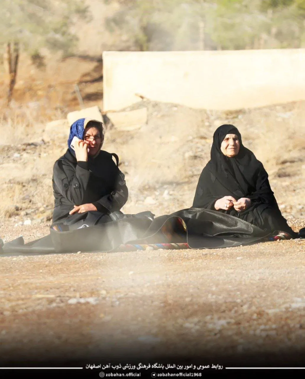 مادر و مادربزرگ بازیکن ذوب روی تپه تماشاچی شدند