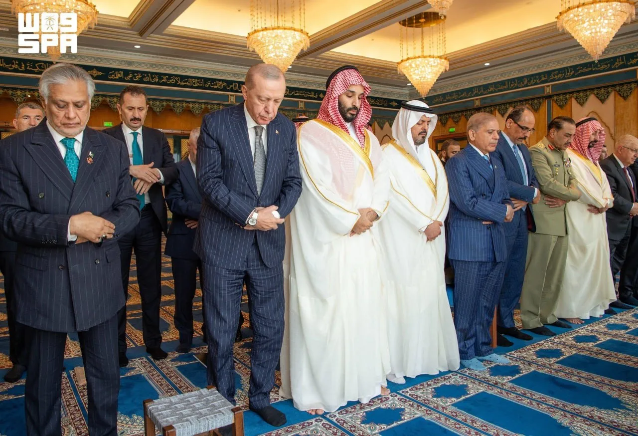 اردوغان، بن‌سلمان و شهباز شریف پس از امضای توافق دفاعی در مسجدالحرام نماز جمعه خواندند