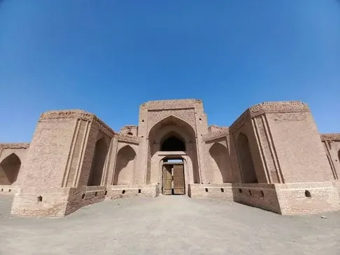 تخریب عجیب یک کاروان‌سرای تاریخی در سبزوار