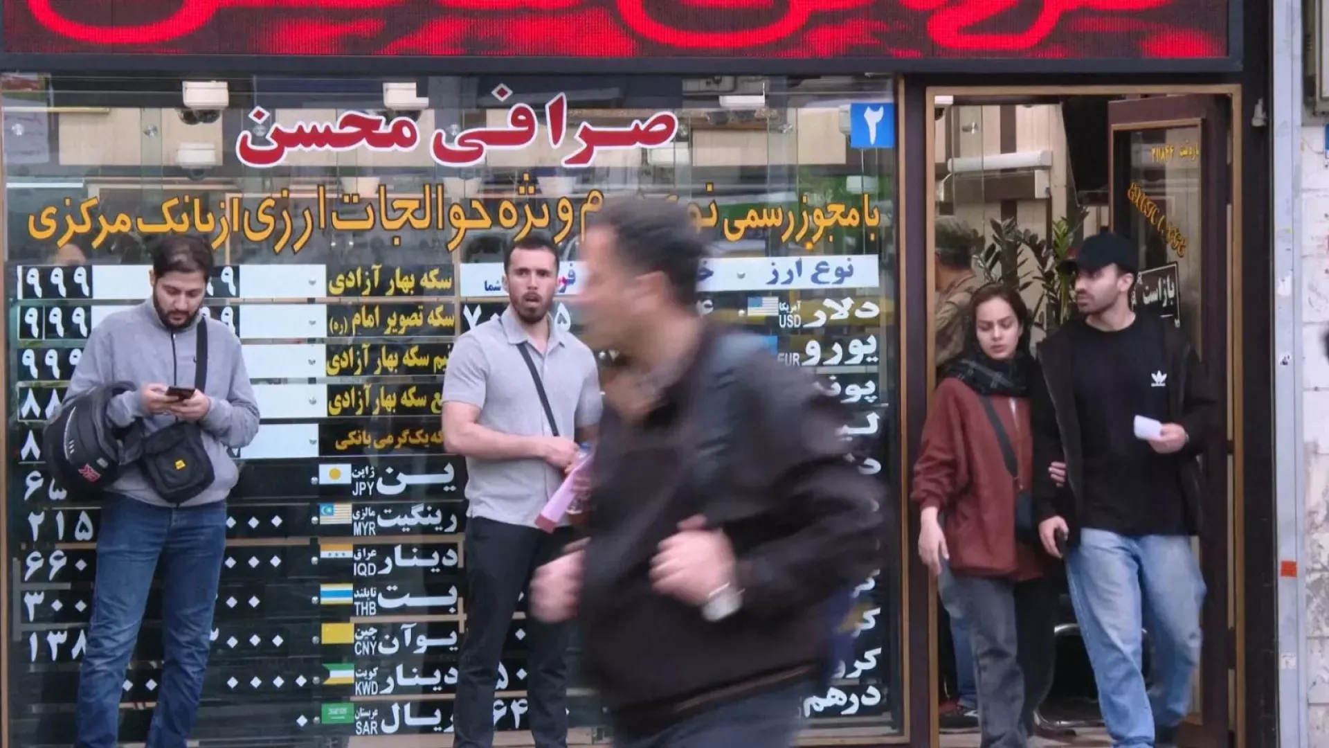 استقبال بازار از مذاکره ایران و آمریکا؛ عقب‌نشینی دلار از ۱۰۰ هزار و سکه از ۹۰ میلیون تومان