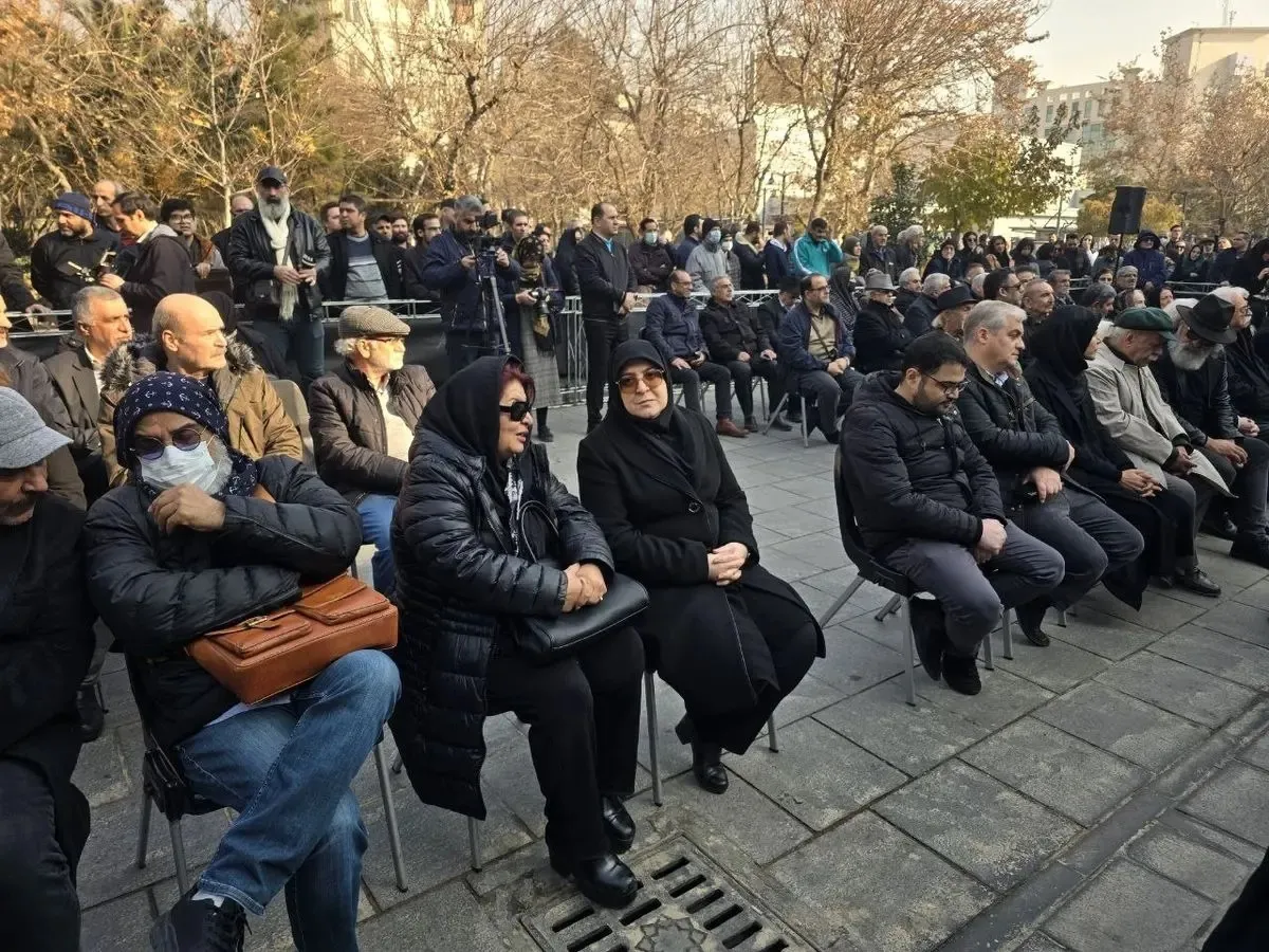 چهره بهت‌زده لیلا بلوکات در مراسم ختم ژاله علو