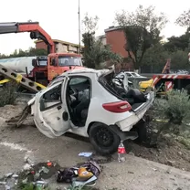 (تصاویر +16) مرگ ۲ زن در تصادف پژو ۲۰۷ با تیر چراغ برق