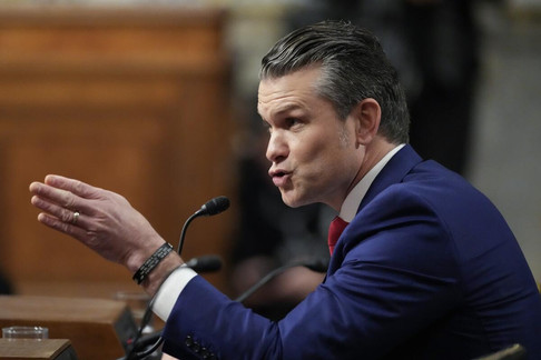 آمادگی بدنی بالای وزیر جنگ آمریکا؛ پیتر هگست پرس سینه ۱۴۰ کیلوگرمی را مهار کرد