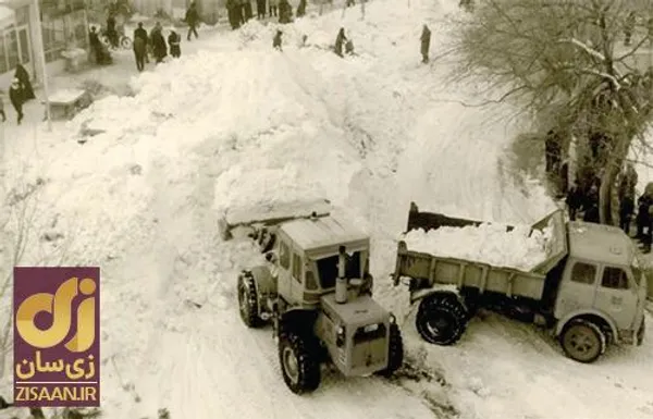 کامیون&zwnj;هایی که برای برف روبی در شهر مشهد آمدند و پس از ساعتی کار یخ زدند و از کار افتادند