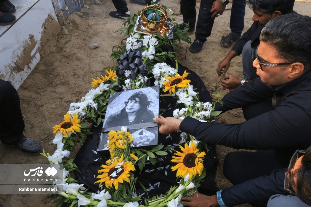 (تصاویر) مراسم تشییع و خاکسپاری عیسی بلوچستانی خواننده محبوب بندرعباسی