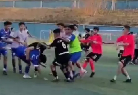 (ویدئو) زد و خورد شدید بازیکنان تیم‌های نوجوانان استقلال و شاهین در فوتبال پایه