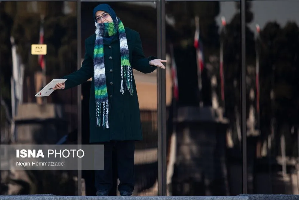 ژست خاص فاطمه مهاجرانی سخنگوی دولت در حیاط پاستور