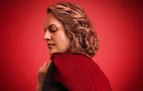 پایان ناامیدکننده سریال «سرگذشت ندیمه»؛ قصه زنی که پیراهن قرمز به تن می‌کرد