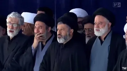 اشک‌های فرزندان رهبر شهید انقلاب در هنگام وداع با پیکر پدر+ فیلم