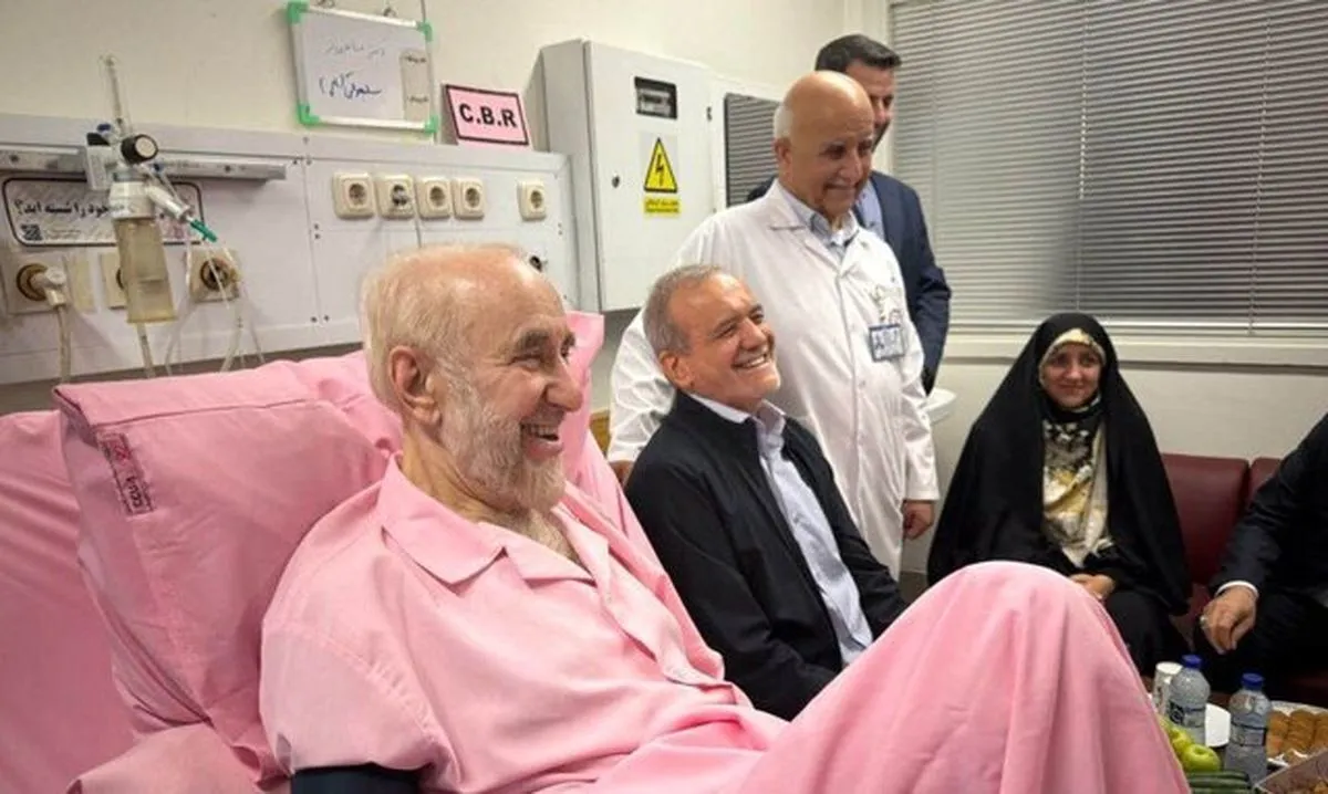عکس | خاتمی با یک هدیه خاص در بیمارستان سورپرایز شد