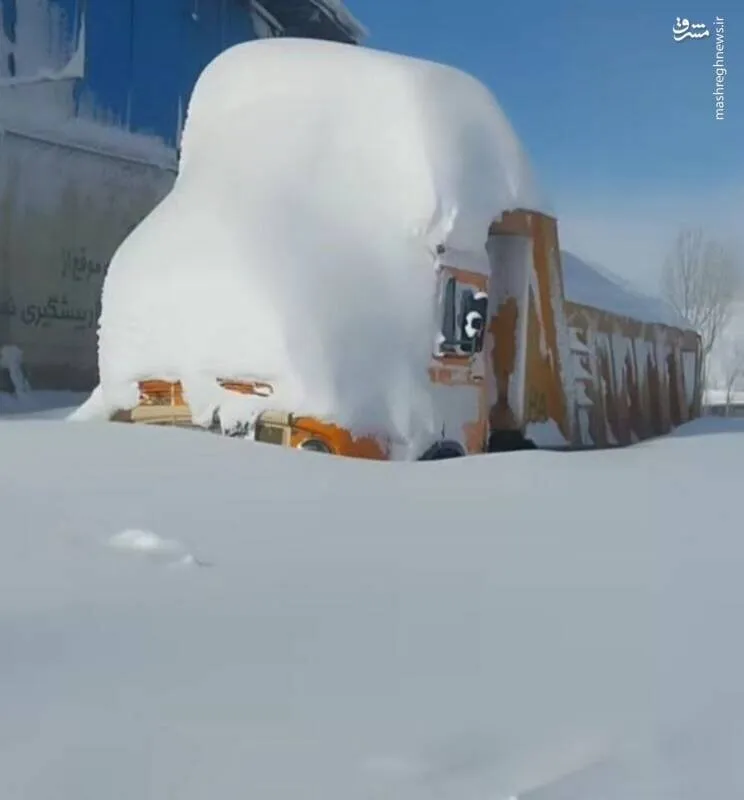 تصویری باورنکردنی از حجم برف؛ وضع این کامیون را ببینید