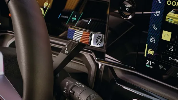  سری تعویض کننده پشت فرمان که ظاهری شبیه به جلد رژ لب دارد 