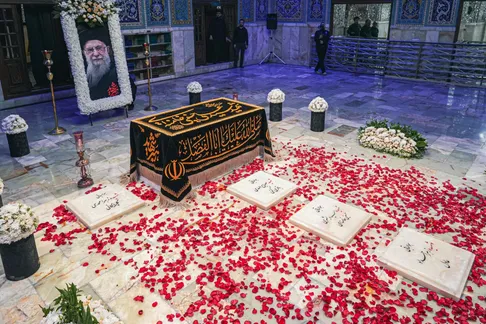 (ویدئو) تصاویر شعار دادن گروهی از زنان کنار مزار رهبر شهید