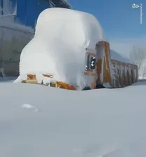 تصویری باورنکردنی از حجم برف؛ وضع این کامیون را ببینید