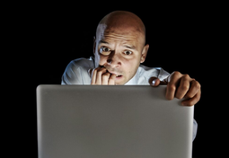 آیا من به دیدن فیلم پورن اعتیاد دارم؟ ۱۰ نشانه‌ای که می‌تواند زنگ خطر اعتیاد به پورنوگرافی باشد