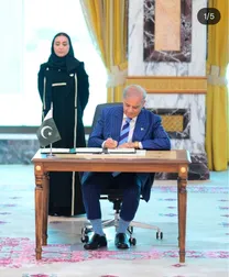 تصویری پربازدید از جوراب‌ خاص شهباز شریف در مراسم امضا توافق‌ مکه