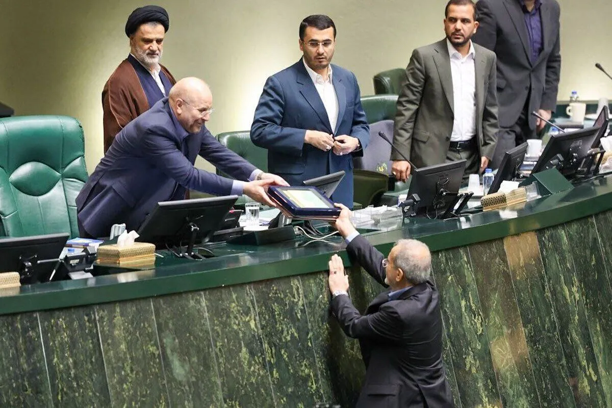 بودجۀ سوپر انقباضی؛ از کمترین سهم نفت در بودجه پس از انقلاب تا مالیات بر ارزش افزوده ۱۲ درصدی و افزایش ۲۰ درصدی حداقل حقوق