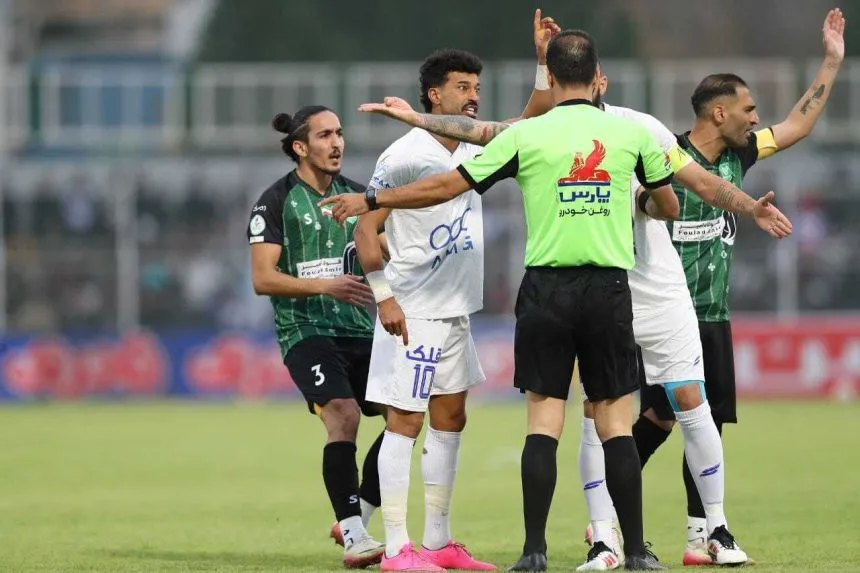 (ویدئو) کارشناسی داوری بازی خیبر - استقلال با مارک کلاتنبرگ؛ پنالتی‌ها درست بود؟