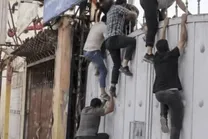 (ویدئو) لحظه فرار تعدادی از معتادان از کمپ ترک اعتیاد در مشهد