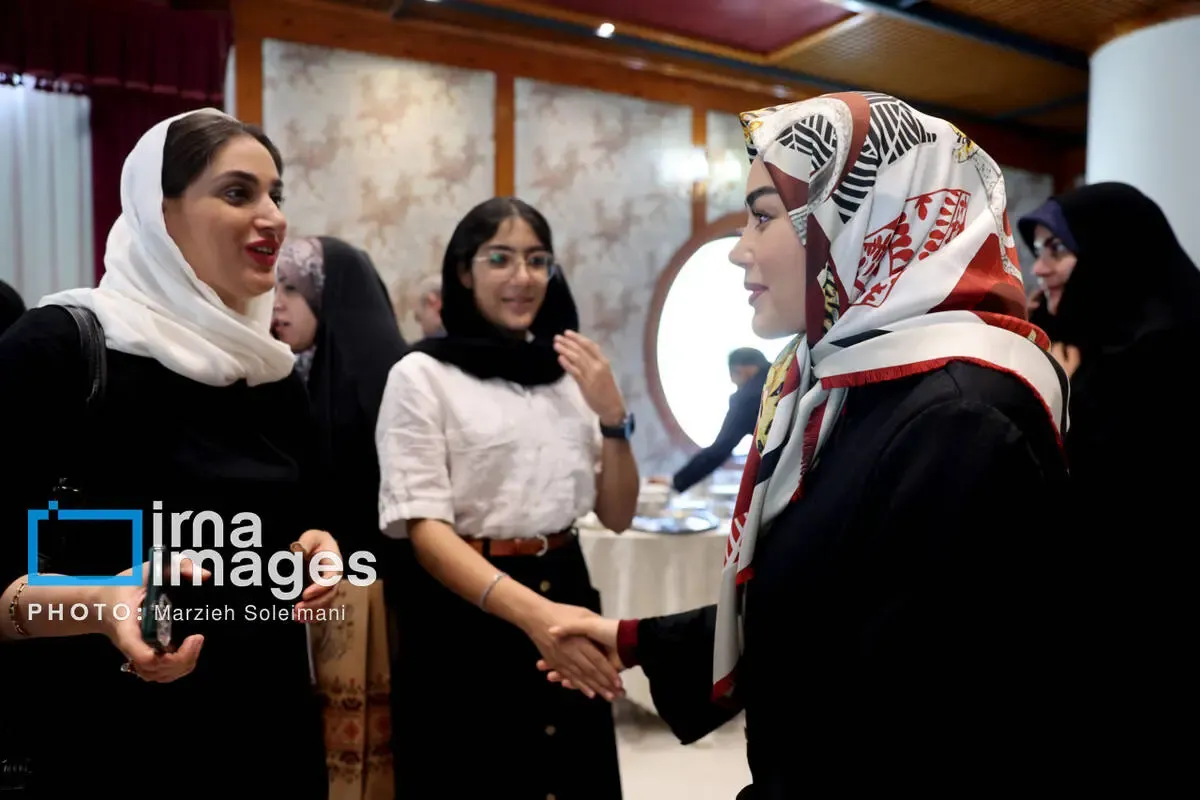 حضور دختر پزشکیان، همسر عراقچی و فاطمه مهاجرانی در یک نمایشگاه حضور دختر پزشکیان، همسر عراقچی و فاطمه مهاجرانی در یک نمایشگاه