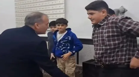 ویدئو | حرکت عجیب و باورنکردنی فرماندار نقده با یک پسر بچه!