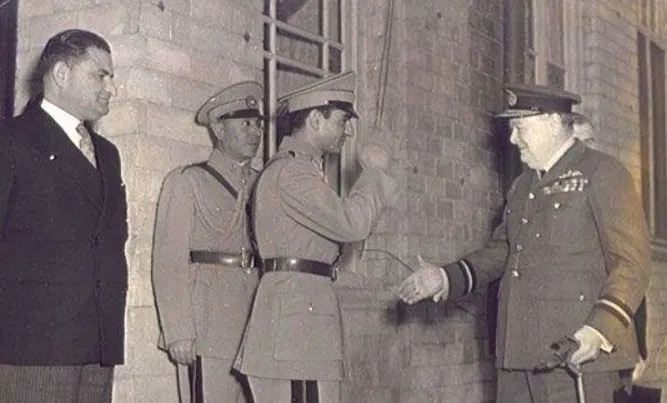 تنها عکس محمدرضا پهلوی در حال دست دادن با چرچیل