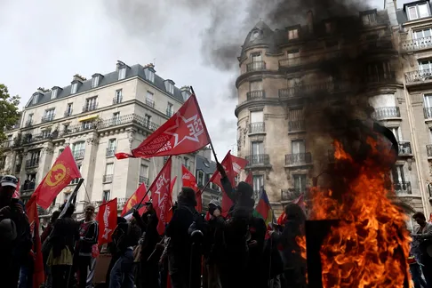 تصاویر سرقت پلیس فرانسه از فروشگاه‌ها لو رفت!