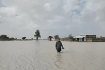 (عکس) تصویری ماندگار از همدلی مردم در سیلاب بلوچستان