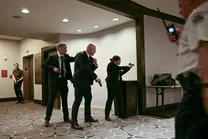 تیراندازی در مراسم شام خبرنگاران با حضور ترامپ / ترامپ توسط «سرویس مخفی» از سالن خارج شد