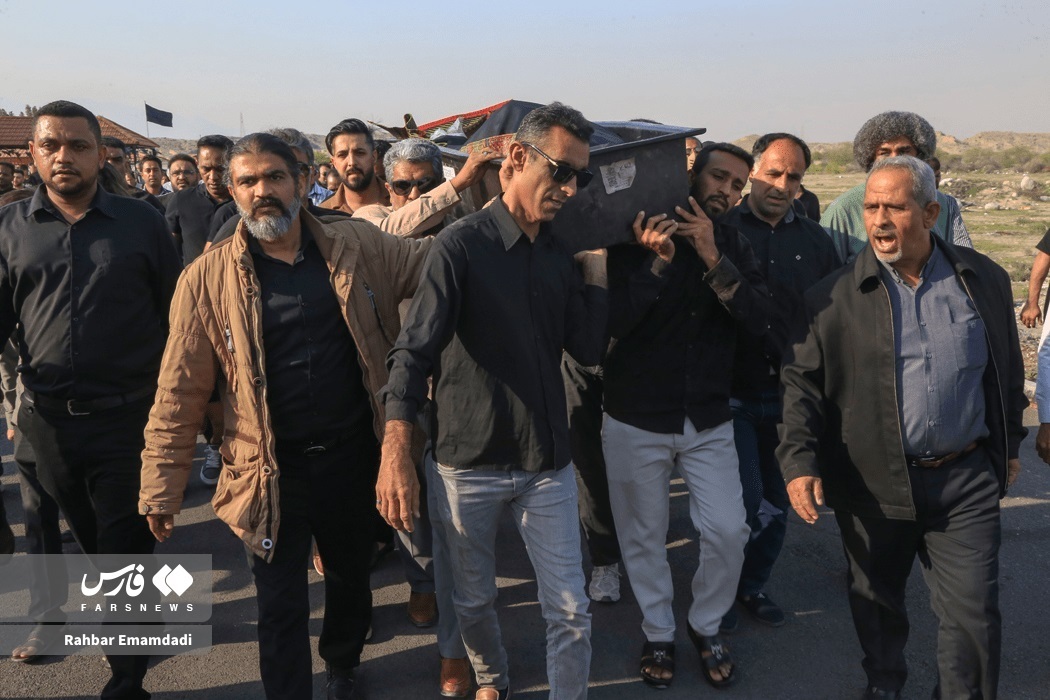 (تصاویر) مراسم تشییع و خاکسپاری عیسی بلوچستانی خواننده محبوب بندرعباسی
