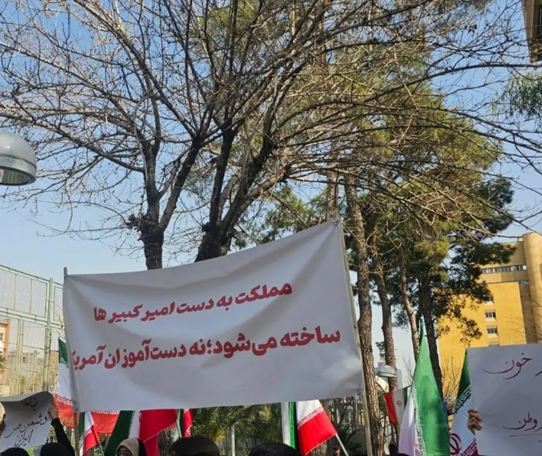 اعتراض در دانشگاه‌ها؛ در دانشگاه‌ امیرکبیر و الزهرا برخی دانشجویان پرچم ایران را آتش‌زدند