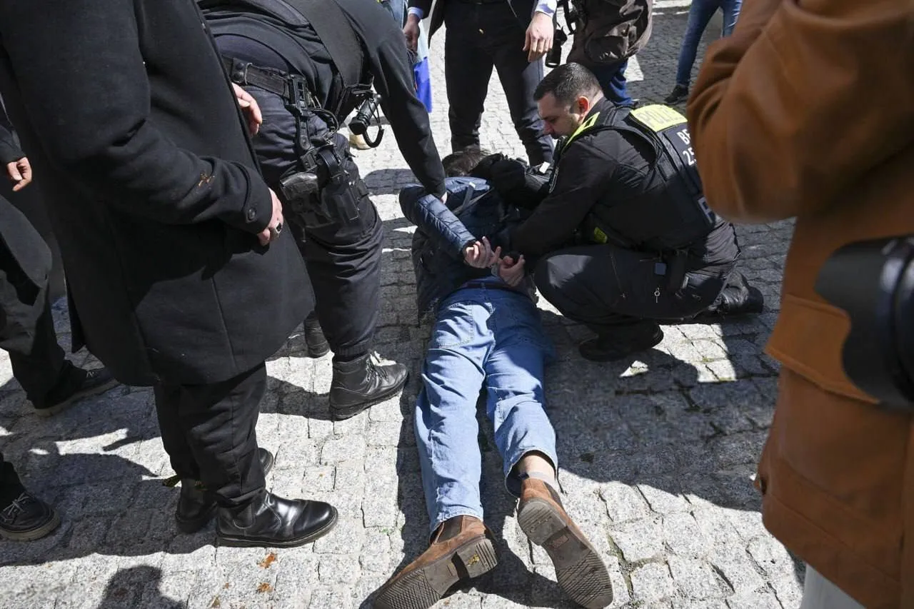 حمله با سس گوجه به قالیباف