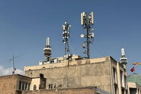 (ویدئو) رقص عجیب و پرخطر یک جوان ایرانی بر فراز دکل مخابراتی!