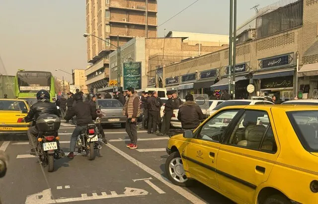 گزارشی از اعتراضات امروز سه‌شنبه ۱۶ دی ۱۴۰۴ در بازار تهران
