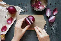 با این ۴ ترفند بی‌دغدغه پیاز رنده کنید!